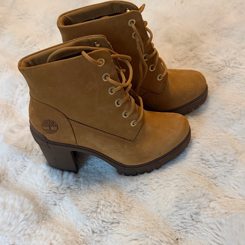 Timberland Women's Wheat Lace-Up Chunky Heel Boots